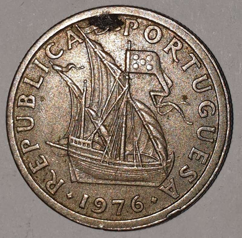 1976 - 2.5 ESCUDOS - 2$50 - 2 1/2 - PORTUGAL - PORTUGUESA - KM#590 - COPPER-NICKEL - PORTUGUESE